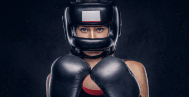 Casco de boxeo con barra frontal