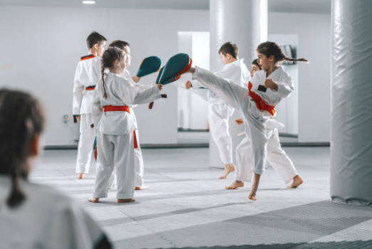 Niños entrenando taekwondo