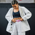 Detalle del cordón en el pantalón de gi de una practicante de BJJ
