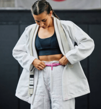 Detalle del cordón en el pantalón de gi de una practicante de BJJ