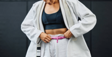 Detalle del cordón en el pantalón de gi de una practicante de BJJ