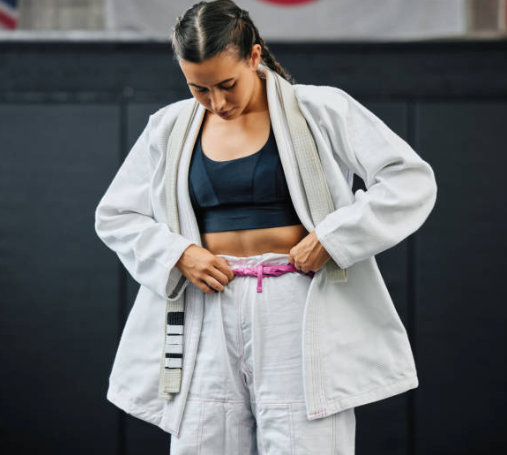 Detalle del cordón en el pantalón de gi de una practicante de BJJ